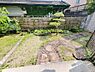 その他：石畳のアプローチが印象的な庭です。緑が多く手入れされた植栽が整然と配置されています。塀やフェンスでしっかり囲まれていて落ち着いた雰囲気が感じられます。日差しが差し込む明るい空間となっています。