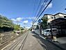 その他：前面道路はゆとりがあり車の出入りもスムーズに行えます。道沿いには緑も多く清々しさを感じられる環境です。周囲は戸建て住宅が並び整った街並みが印象的です。