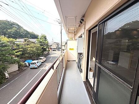 奥行きのあるバルコニーは日当たりが良好で開放感を感じられます。道路沿いに面しているため周囲の景色を楽しめます。洗濯物を干すスペースとしても十分な広さがあります。室内とのアクセスがしやすい設計です。