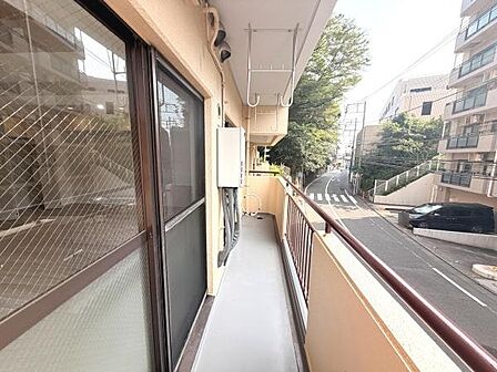 バルコニーは奥行きがありゆとりあるスペースが確保されています。南向きでしっかりとした手すりが設置され安全性にも配慮されています。通り沿いに面しているため外の景色も楽しめます。