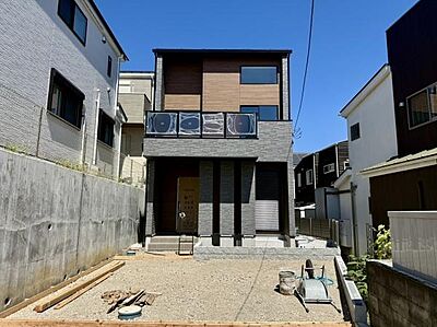 外観:外観は落ち着いた色合いのタイル調で現代的なデザインが目を引きます。バルコニー部分は広く外壁とマッチした統一感があります。直線的なフォルムがスタイリッシュな印象を与えています。 外観:外観は落ち着いた色合いのタイル調で現代的なデザインが目を引きます。バルコニー部分は広く外壁とマッチした統一感があります。直線的なフォルムがスタイリッシュな印象を与えています。