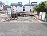 その他：前面道路を含む現地写真です。敷地全体が分かりやすく建築工事の進捗も確認できます。接道状況が一目で分かります。周辺の住宅や道路状況も把握しやすい現地の様子です。敷地利用のイメージがしやすい写真です。