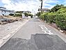 その他：周辺には住宅や緑も多く落ち着いた雰囲気が感じられる前面道路です。道路幅がしっかり確保されており視界も良好です。道路沿いは整備された歩道や植栽が見られます。交通量も控えめな印象です。