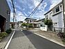 その他：落ち着いた住宅街の雰囲気が広がる前面道路です。整然とした道路が続き周辺には住宅が並んでいます。空が広く感じられ日当たりも良好です。街並みが整っており歩きやすい道路幅も魅力です。