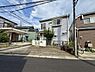 その他：落ち着いた雰囲気の住宅街に位置しています。建物前のスペースが広く確保されています。隣家との距離もしっかりとれています。前面道路は舗装されており車の出入りも便利です。周辺環境も整っています。