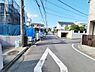 その他：前面道路は広く車の出入りがスムーズに行える環境です。周囲は住宅が立ち並び落ち着いた雰囲気が感じられます。電柱や標識も整備されており見通しの良さが特徴です。現地を訪れる際も迷いにくい道路構成です。
