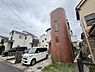 その他：個性的な外観が特徴の住宅です。レンガ調のタイルが温かみを感じさせます。高さのあるデザインが印象的です。駐車スペースも用意されており車の出し入れがしやすいです。周囲は閑静な住宅街となっています。