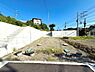 その他：日当たりの良い敷地で開放感があります。敷地内はシンプルな形状で使いやすいです。コンクリートの擁壁と階段が整備されています。インフラ設備も設置されています。角地に位置し視認性も良好です。