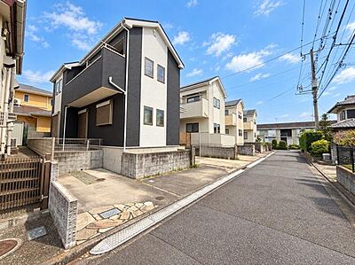 外観：シンプルでモダンな外観が印象的です。前面道路も広く車の出し入れもスムーズです。