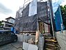 その他：1号棟：建築中のため構造部分や外壁の様子がよくわかります。資材や足場もしっかり整えられており工事工程が順調に進んでいる印象です。新築ならではの現場状況を確認できます。