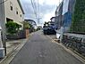 その他：落ち着いた住宅街に位置し前面道路は見通しが良く歩きやすい印象です。周囲には緑も見られ住環境が整っています。道路幅もあり車の通行や駐車にも配慮されています。静かな環境で日常生活がしやすい立地です。