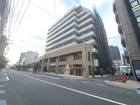 落ち着いた印象の外観が特徴の建物です。通り沿いに面しており視認性も良好です。周辺施設も充実しているエリアです。バルコニーや窓も多く開放感があります。複数階の構造が都市らしい雰囲気を演出しています。
