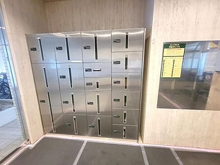 宅配ボックスが設置されているため不在時でも荷物の受け取りが可能です。セキュリティもしっかりしており安心してご利用いただけます。住民の利便性が高められています。