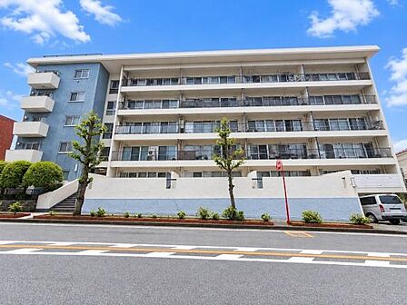 すっきりとしたデザインの外観が印象的なマンションです。バルコニーが各戸に設けられており開放感があります。鮮やかな青空に映える建物の配色が特徴です。前面道路が広く駐車もしやすい印象です。