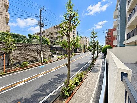 広々とした道路沿いに位置し開放感があります。前面道路には整備された植栽が並び明るい印象です。周辺には低層の建物が多く視界が抜けています。空を見上げると青空が広がり気持ちの良い雰囲気です。