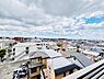 その他：現地からの眺望は空が広く開放感のある景色が広がっています。周辺には低層の住宅が多く抜けた視界が特徴です。街並みが一望できるため心が落ち着く環境です。