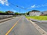 その他：前面道路は広々としており車の出入りもスムーズに行えます。周囲は開放感があり空や緑を感じられる環境です。道路沿いには歩道も整備され安心してご利用いただけます。現地写真で周辺の様子をご確認ください。