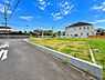 その他：現地写真からは整備された前面道路と広々とした敷地の様子がうかがえます。周辺は住宅が建ち並び落ち着いた住環境が感じられます。敷地内は陽当たりも確保されています。
