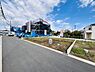 その他：前面道路が広く車の出し入れもスムーズに行えます。現地は開放感があり周囲には新築住宅が立ち並んでいます。電柱や電線が地上に設置されておりインフラも整っています。