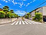 その他：前面道路が広くゆったりとした印象の現地写真です。周辺には緑が多く整えられてい住宅街らしい整然とした雰囲気が感じられます。