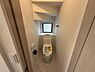 トイレ：小窓から自然光が入るトイレです。落ち着いた色合いの内装です。