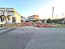 その他：前面道路含む現地写真から広々とした敷地の様子が分かります。周辺には住宅が立ち並び落ち着いた雰囲気が感じられます。