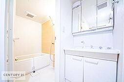 [洗面] 白を基調とした清潔感のある独立型洗面台です！収納スペースも付いているのでスッキリした空間にしてくれます！