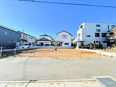 外観：右側の区画のお住まいです。床暖房を完備したリビングは寒い冬でも快適な空間です。(令和7年1月 撮影)