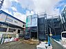駐車場：間口の広いカースペースに並列で2台駐車可能です。(令和7年4月 撮影)