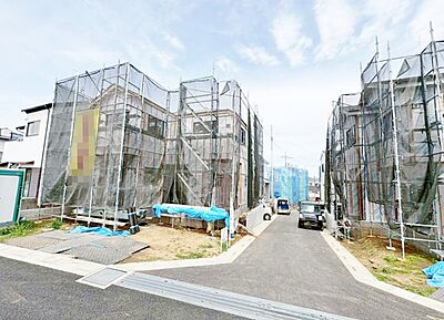 外観:【A号棟】左手前の物件。スーパーやホームセンターが近く、買い物に便利な街並みです。(令和8年4月 撮影) 外観:【A号棟】左手前の物件。スーパーやホームセンターが近く、買い物に便利な街並みです。(令和8年4月 撮影)