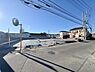 外観：スーパーやドラッグストアなど周辺施設充実の住環境。