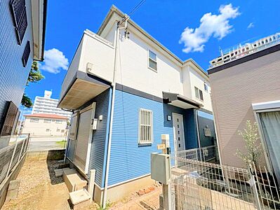 外観：カラッと晴れた日にはコントラストが鮮やかに眩しい外観。