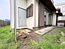 玄関：趣のある佇まい。重ねた月日が味わい深い歴史を感じさせます。