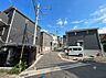 外観：右奥が当物件です。全てを凝縮した珠玉の「住まい」を堪能して下さい。(令和8年7月 撮影)