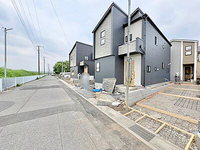 外観:【4号棟】右奥が当物件。小中学校まで徒歩6分圏内です。買い物施設や公園まで徒歩圏内。(令和8年7月撮影) 外観:【4号棟】右奥が当物件。小中学校まで徒歩6分圏内です。買い物施設や公園まで徒歩圏内。(令和8年7月撮影)