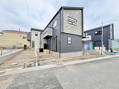外観:道路に面した手前のお住まいです。小中学校まで徒歩6分圏内です。(令和8年7月撮影) 外観:道路に面した手前のお住まいです。小中学校まで徒歩6分圏内です。(令和8年7月撮影)