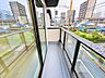 周辺：バルコニーからの明るい陽光がお部屋に差し込みます。