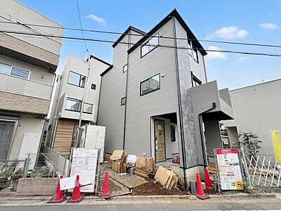 外観:【2号棟】左奥が当物件。南浦和駅まで徒歩7分、二路線利用可能で便利な立地。(令和8年9月撮影) 外観:【2号棟】左奥が当物件。南浦和駅まで徒歩7分、二路線利用可能で便利な立地。(令和8年9月撮影)