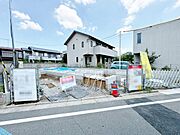 前面道路は広々8ｍで駐車時もスムーズ。(令和8年7月撮影)
