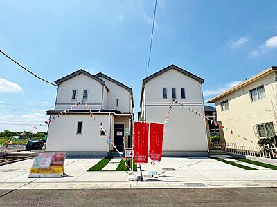 外観:【E号棟】沼南駅まで徒歩20分の立地です。青空に映える白い壁が上品な佇まい。 外観:【E号棟】沼南駅まで徒歩20分の立地です。青空に映える白い壁が上品な佇まい。