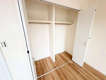衣装ケースや掃除機、季節家電など多くの物を収納できます。