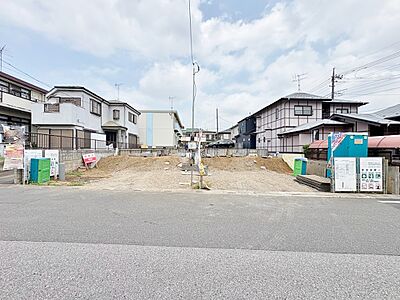 外観:【1号棟】左が当物件。前面幅員8m公道に面しています。 敷地41坪以上のお住まい。(令和8年7月撮影) 外観:【1号棟】左が当物件。前面幅員8m公道に面しています。 敷地41坪以上のお住まい。(令和8年7月撮影)