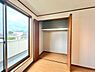 収納：バルコニーからの明るい陽光がお部屋に差し込みます。