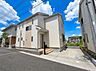 駐車場：ゆったりとした駐車場は車庫入れもスムーズです。
