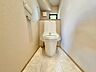 トイレ：トイレは2ヶ所にあり、朝の慌しい時間も安心です。