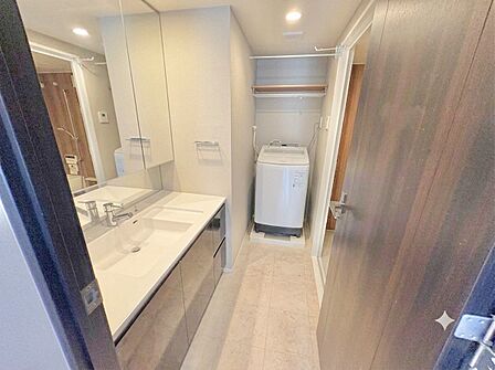 毎日使う場所だからこそ、明るく清潔感溢れる脱衣所に仕上げました。