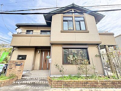外観:陽光に映し出される美しい外観。(リフォーム前・令和8年10月撮影) 外観:陽光に映し出される美しい外観。(リフォーム前・令和8年10月撮影)