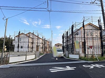 外観:左奥が当物件。大和田駅徒歩16分、東大宮駅徒歩19分の立地。(令和8年8月 撮影) 外観:左奥が当物件。大和田駅徒歩16分、東大宮駅徒歩19分の立地。(令和8年8月 撮影)