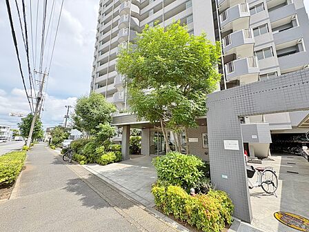 木々や緑と相まって、道行く人を優しい気分にしてくれる佇まい。