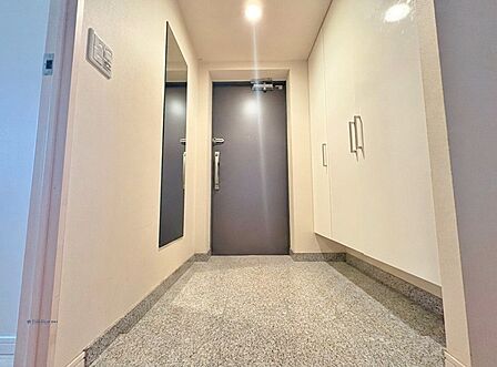 居室への期待感を高める玄関。※現況の物件写真に、CGによる画像処理(家具消し)がされています。